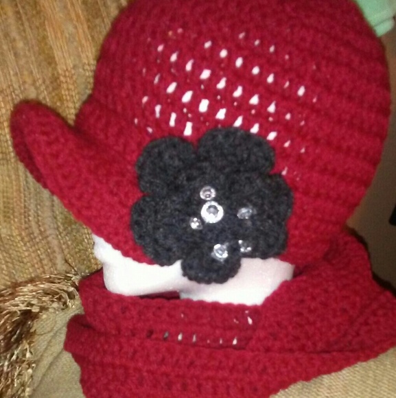 Crocheted Nesboys Hat with Matching Infinity Scarf - Picture 1 of 1